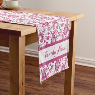 Caminho De Mesa Pequeno Padrão de Paisley Rosa Escuro com Monograma