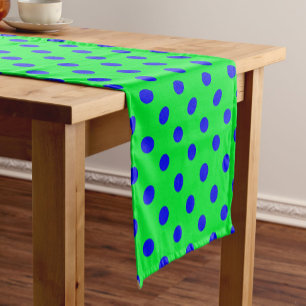Caminho De Mesa Pequeno Padrão de Pontos Polka Azuis Sobre Verde