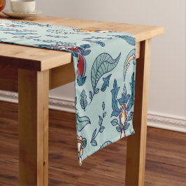 Caminho De Mesa Pequeno Padrão floral ornamentado em um fundo azul claro