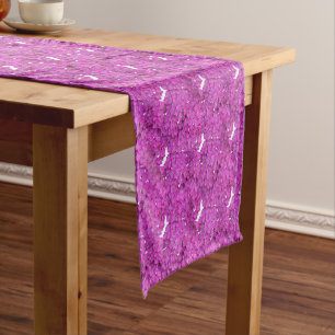 Caminho De Mesa Pequeno Padrão floral roxo.