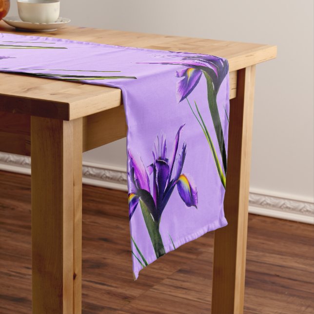 Caminho De Mesa Pequeno Passeio de Mesa com Íris Roxas da Primavera em Flo (No Local)