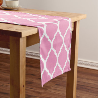 Caminho De Mesa Pequeno Quatrefoil de Marrocos rosa