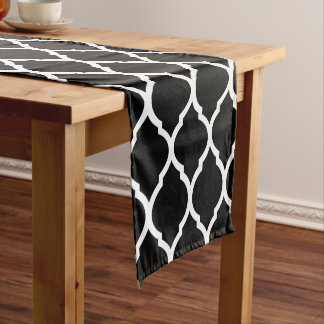 Caminho De Mesa Pequeno Quatrefoil marroquino preto e branco