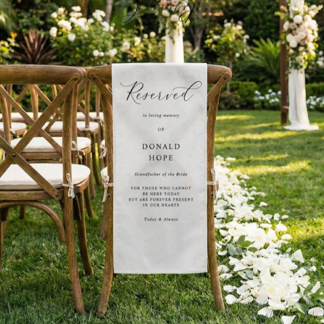 Caminho De Mesa Pequeno Sinal de Cadeira de Casamento Memorial Tecido Rese (White memorial chair fabric sign with elegant script on wooden ceremony chair outdoors)