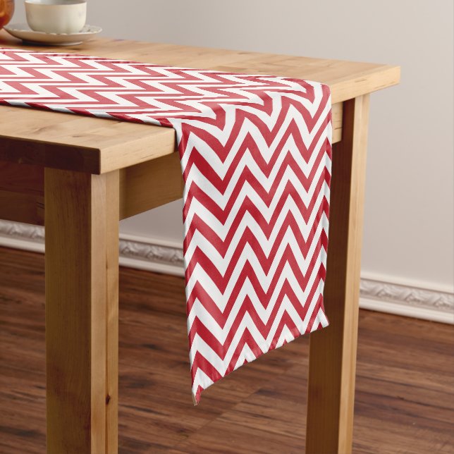 Caminho De Mesa Pequeno Stripes Chic Red e White Chevron (No Local)