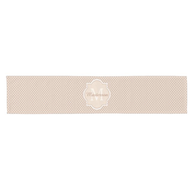 Caminho De Mesa Pequeno Tan formal Quatrefoil Mongogram com nome (Horizontal)