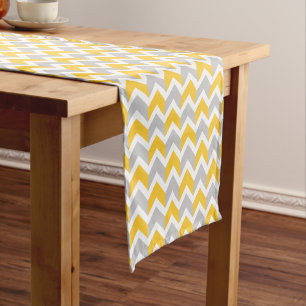 Caminho De Mesa Pequeno Teste padrão amarelo moderno de Chevron do branco