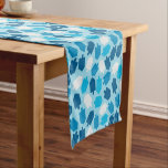 Caminho De Mesa Pequeno Teste padrão de Hanukkah Chanukah Driedel<br><div class="desc">Comemore o festival de luzes com as decorações de Hanukkah de CBendel. Do papel de embrulho às coberturas, nós oferecemos uma escala da decoração Hanukkah-temático. Nossas decorações de Hanukkah e outros artigos igualmente fazem grandes presentes para a família e os amigos. Este corredor festivo da mesa caracteriza um teste padrão...</div>