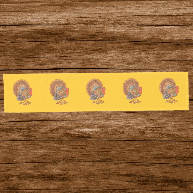 Caminho De Mesa Pequeno Thanksgiving Male Turkey Colourful Feathers Gold (Row of male turkeys brown orange feathers on gold table runner for Thanksgiving.)