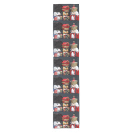 Caminho De Mesa Pequeno Três nutcrackers no fundo escuro
