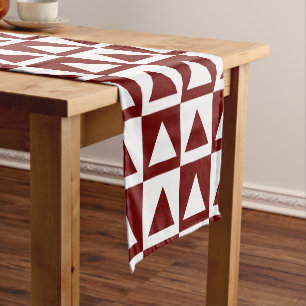 Caminho De Mesa Pequeno Triângulo Branco e Oxbordado no Design de Verifica