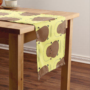 Caminho De Mesa Pequeno Um desenho animado de corda de batata feliz