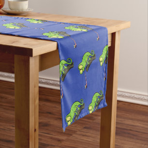 Caminho De Mesa Pequeno Um desenho animado verde-feliz chameleon lagarto