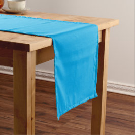 Caminho De Mesa Pequeno Um fundo azul sólido vibrante preenche o quadro