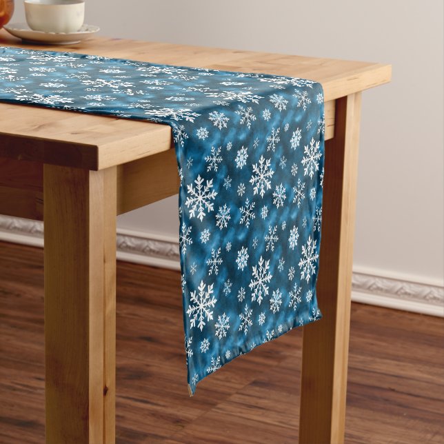 Caminho De Mesa Pequeno White Winter Snowflake Pattern On Cool Blue (No Local)
