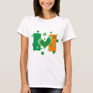Camisa bonito do Dia de São Patrício com bandeir