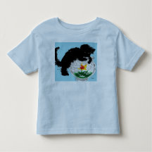 CAMISA CAT ESTÁ TENTANDO ALCANÇAR A TIGELA DE PEIX