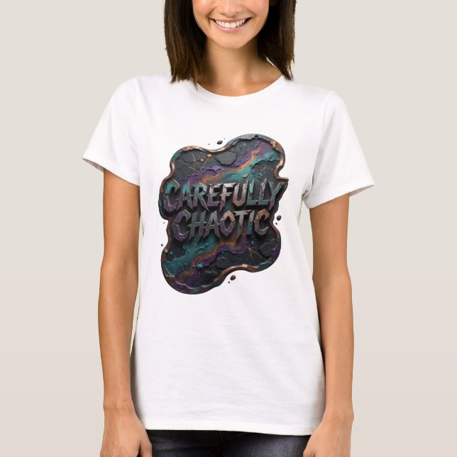 Camisa com Citação CAOTICA CUIDADOSA em Roxo Ousad (Frente)