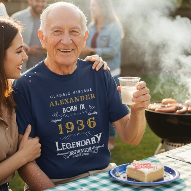 Camisa de aniversário de 90 personalizada - Nascer (90th birthday blue t-shirt worn at a BBQ)