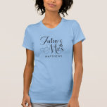 Camisa de Casamento de Nome Personalizado da Sra.<br><div class="desc">Camisa de Casamento da Sra. Personalizada - A camisa de casamento personalizada apresenta a tipografia moderna do roteiro e é personalizada com seu futuro sobrenome. A fonte é acentuada com um anel de noivado. Mostrado em cor-de-rosa-pincel,  mas você pode escolher o estilo e a cor da sua t-shirt.</div>