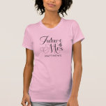 Camisa de Casamento de Nome Personalizado da Sra.<br><div class="desc">Camisa de Casamento da Sra. Personalizada - A camisa de casamento personalizada apresenta a tipografia moderna do roteiro e é personalizada com seu futuro sobrenome. A fonte é acentuada com um anel de noivado. Mostrado em cor-de-rosa-pincel,  mas você pode escolher o estilo e a cor da sua t-shirt.</div>