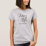 Camisa de Casamento de Nome Personalizado da Sra.<br><div class="desc">Camisa de Casamento da Sra. Personalizada - A camisa de casamento personalizada apresenta a tipografia moderna do roteiro e é personalizada com seu futuro sobrenome. A fonte é acentuada com um anel de noivado. Mostrado em cor-de-rosa-pincel,  mas você pode escolher o estilo e a cor da sua t-shirt.</div>