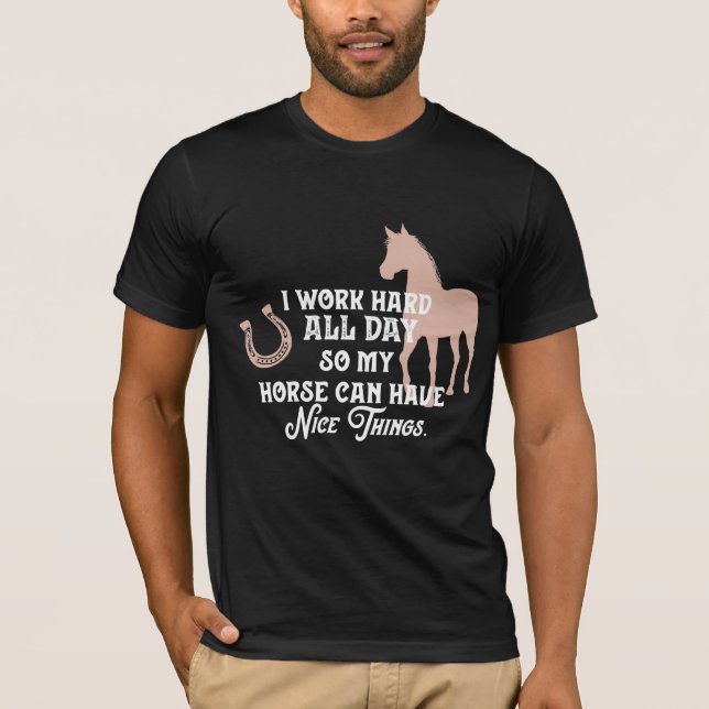 Camisa de cavalo engraçada "Eu trabalho duro o dia (Frente)
