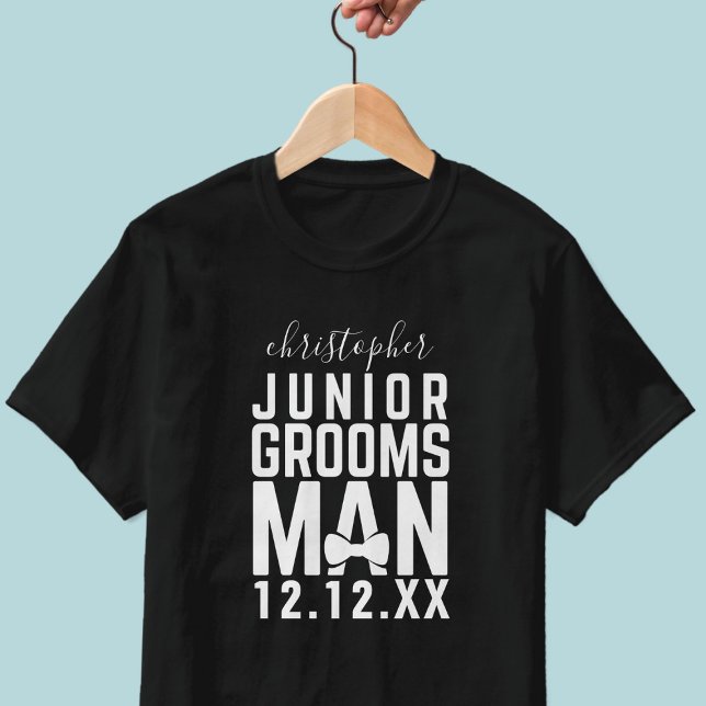 Camisa de festa de casamento para Junior Groomsman (Add your Junior Groomsman's name and your wedding date to this black and white bridal party t-shirt)