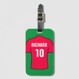 Camisa de futebol na etiqueta de bagagem vermelha