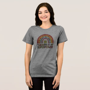 Camisa de professor e sala de aula