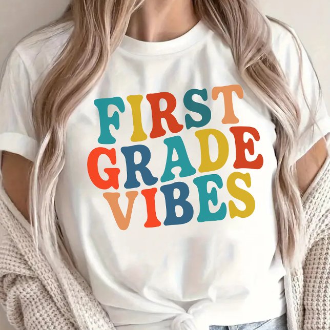 Camisa de professora retrô com vibrações da primei (retro teacher shirt, first grade teacher gift, teacher appreciation gift, best teacher ever shirt,)