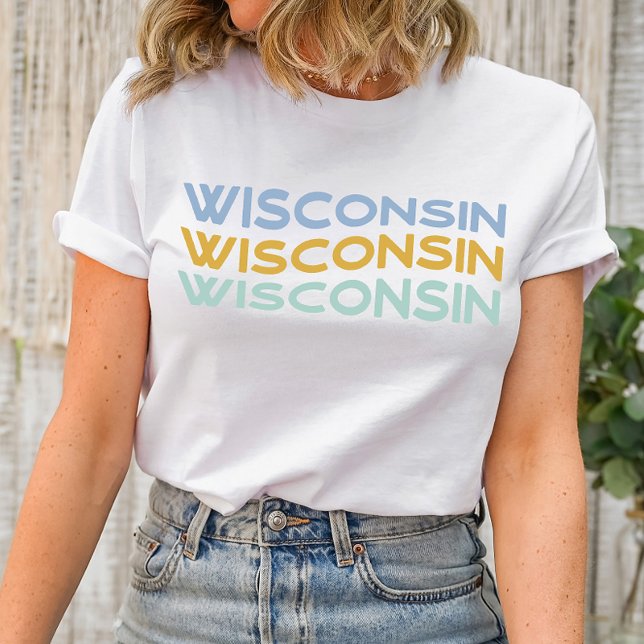 Camisa de Texto Wavy Groovy em Wisconsin (Embrace your Wisconsin pride with our "Wisconsin Groovy Wavy Text" Shirt – a trendy and spirited exp)