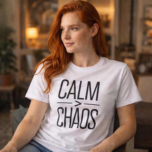 Camisa de Tipografia Mínima Calma Sobre Caos (Criador carregado)