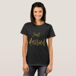 Camisa de Tipografia recem casados Gold Foil<br><div class="desc">Recem casados Gold Foil Typografia T-Shirt para uma nova lua de mel.</div>