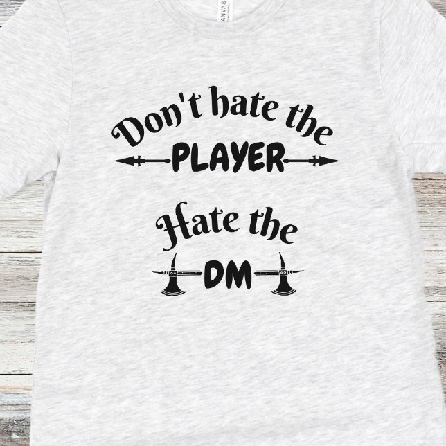 Camisa DnD - Não Odeie o Jogador, Odeie o DM (Criador carregado)