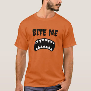 Camisa do Dia de as Bruxas engraçado Bite Me para