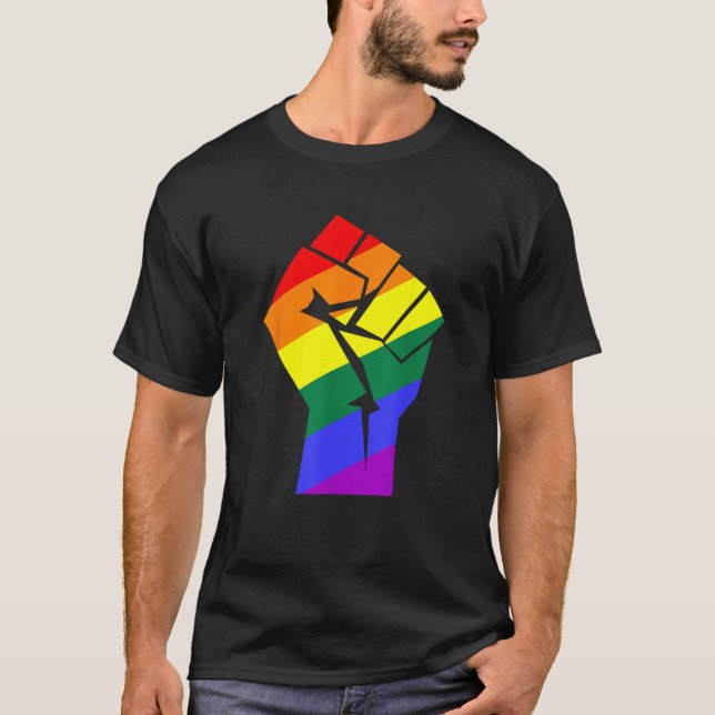 Camisa do Orgulho LGBTQ Punho Arco-Íris Resiste Ro (Frente)
