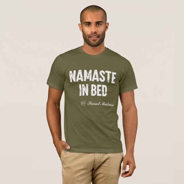 Camisa engraçada "namaste na cama" (Frente Completa)