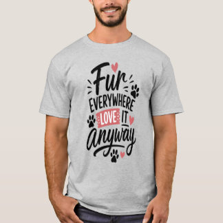 Camisa Fur Everywhere Love It Anyway Dog Mom Tee –