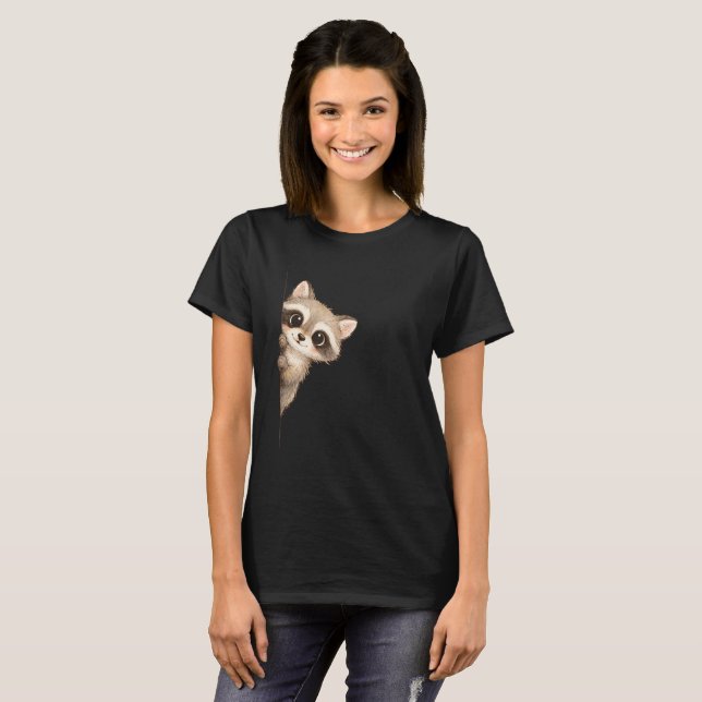 Camisa Gráfica de Guaxinim Fofo Espiando (Frente Completa)