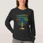 Camisa longa da Capa T das senhoras felizes de<br><div class="desc">Comemore Hanukkah com esta camisa sleeved longa do feriado colorido para senhoras que lê,  "Hanukkah feliz" sobre um menorah.</div>