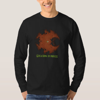 camisa que geocaching no processo para o geocacher
