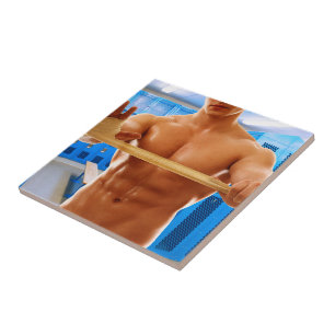 Camisa SlipperyJoe do homem musculoso sem camisa a