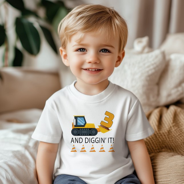 Camisa T de Construção de aniversário de 3 anos -  (Three Year Old Construction Birthday Boy Themed Party Tee)