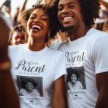 Camisa T de Graduação Pai Orgulhosa de na moda<br><div class="desc">Esta camisa de na moda é perfeita para os pais,  tias,  tios,  irmãos,  irmãs e avós do formando. Apresentando uma foto do formando,  seu nome e ano de graduação. Todo texto é facilmente editado,  os estilos de fonte podem ser alterados clicando no link personalizar depois de personalizar.</div>