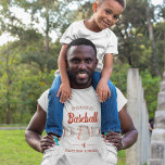 Camisa T personalizada e orgulhosa do Pai de beise<br><div class="desc">Camisa de Pai de beisebol orgulhosa,  com texto retrô moderno e beisebol em cores clássicas de vermelho e branco,  personalizada com o nome de seus filhos.</div>