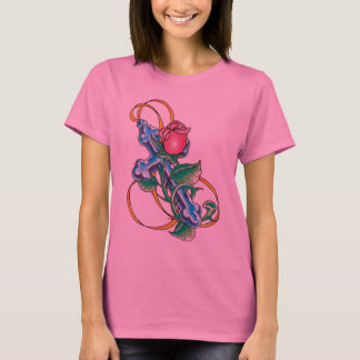 Camisa transversal e cor-de-rosa do tatuagem