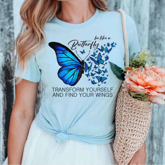 Camisas de borboleta azul, citação inspiradora (BE LIKE A BUTTERFLY TRANSFORM YOURSELF AND FIND YOUR WINGS shirts light blue)