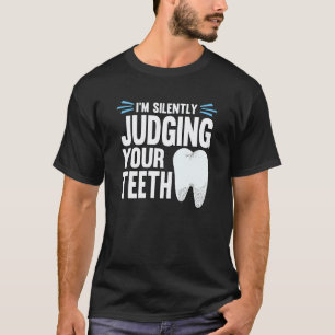 Camiseta 0 Estou Julgando Silenciosamente Seus Dentes Denti