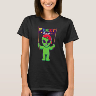 Camiseta 1º ano Alien Cute segurando quadro de volta à esco